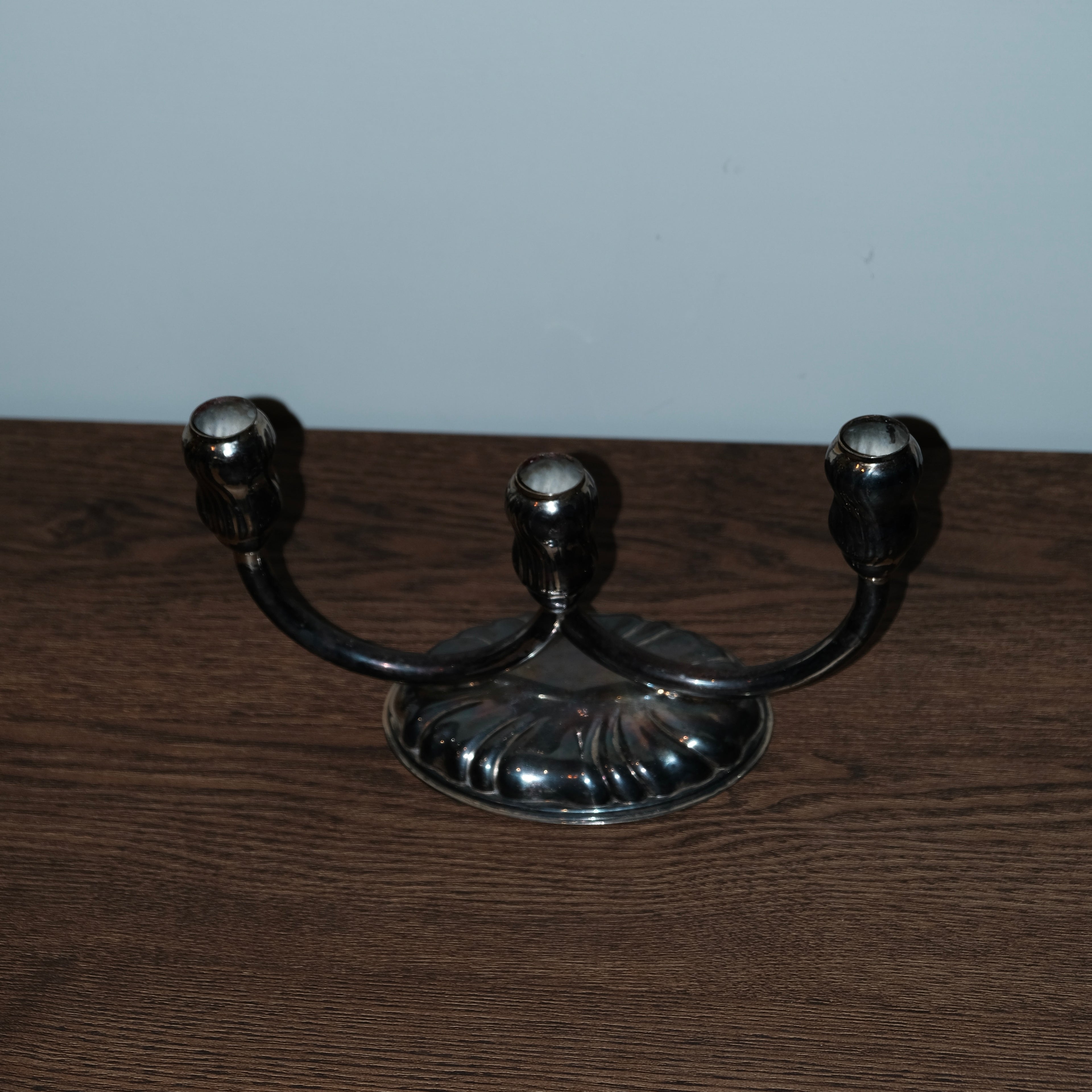 古堡裡的三燭座燭台