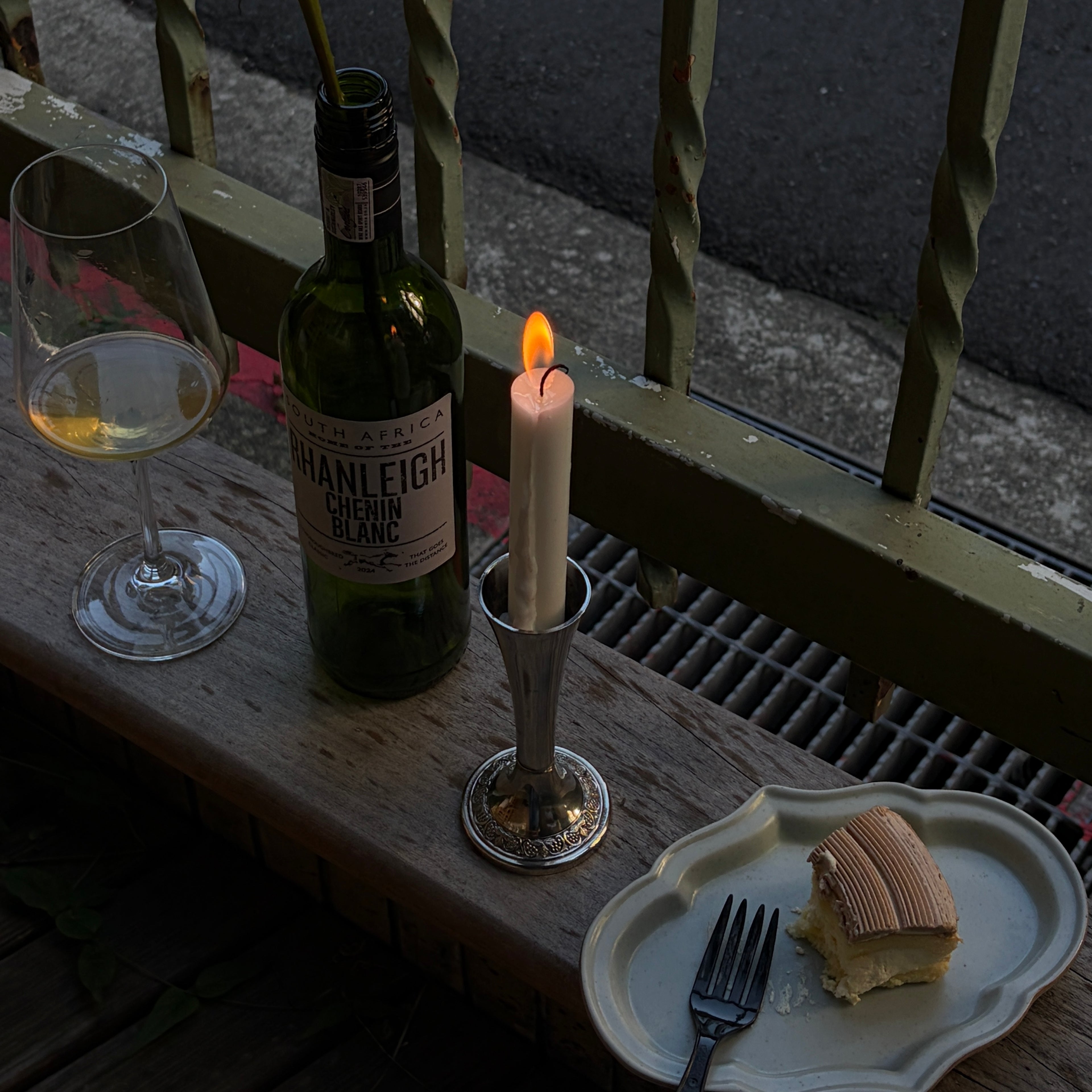 底座雕花典雅銀製燭台