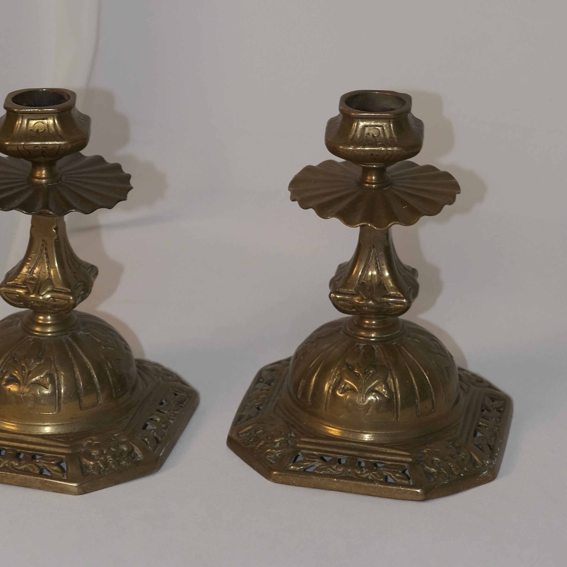 稀有雕紋古董燭台